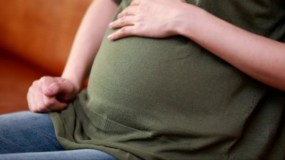 怀孕孕妇抚摸肚子