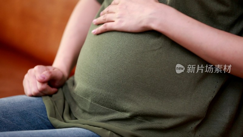 怀孕孕妇抚摸肚子