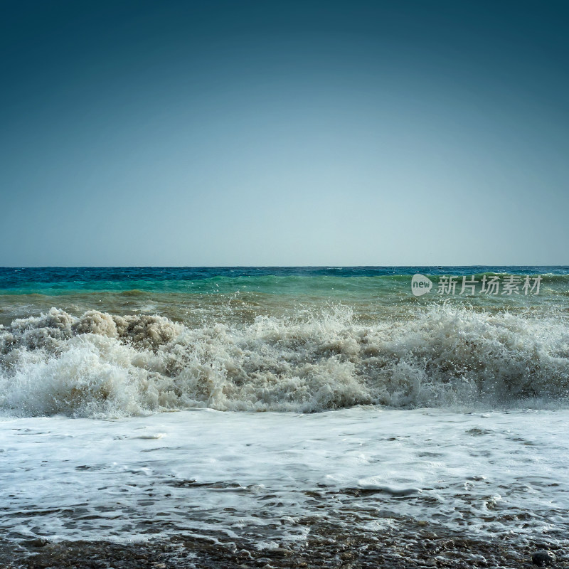 海浪拍打沙滩景象