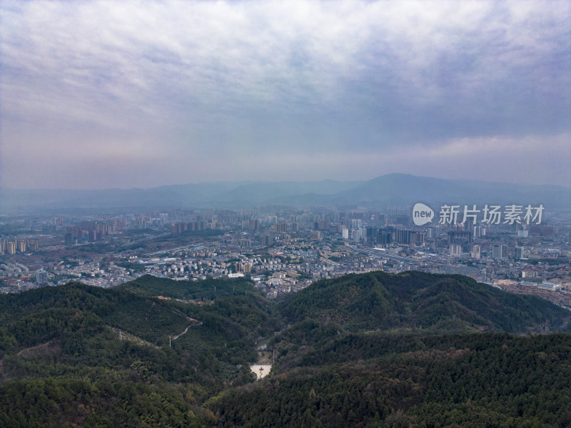 湖南湘西大山中的城市航拍摄影图