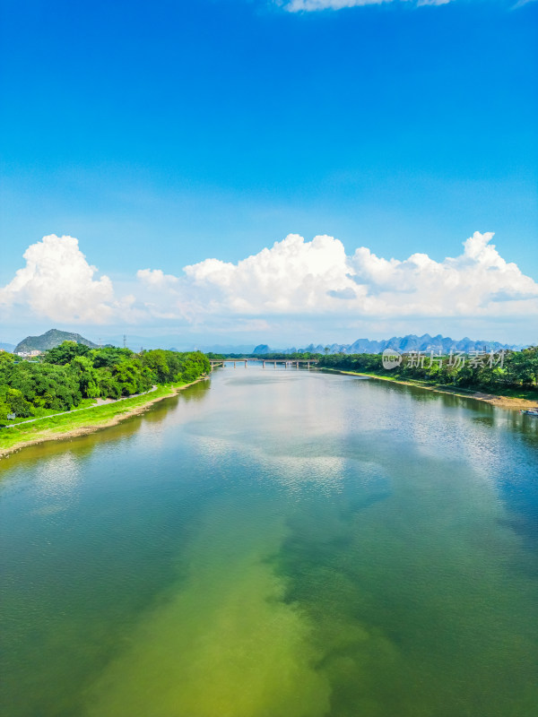 桂林漓江上的铁路桥风光