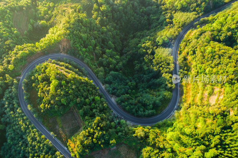 航拍山林间蜿蜒曲折的公路