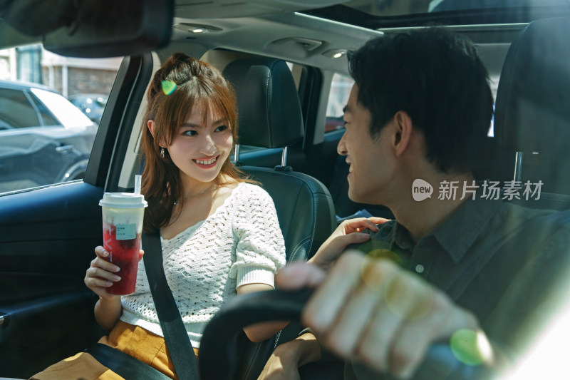 坐在汽车里的青年伴侣