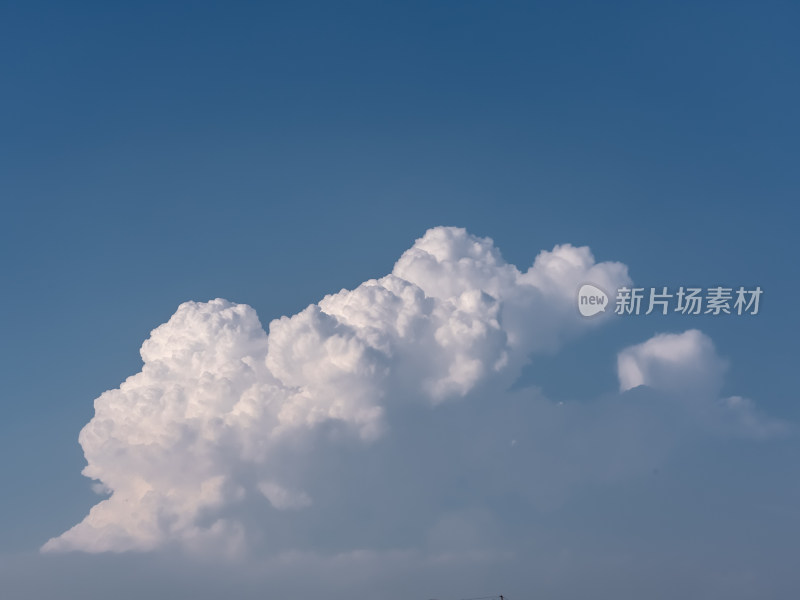 蓝色天空白云飘过夏天晴朗天气小清新