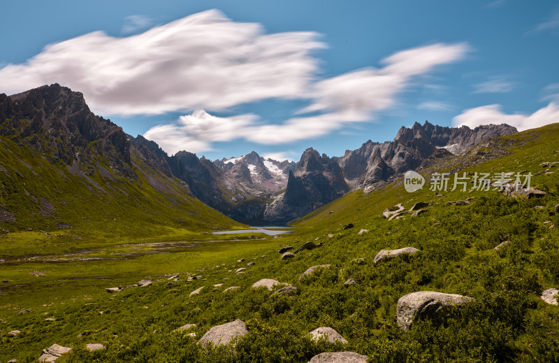 年保玉则，高山草甸间的湖泊风景