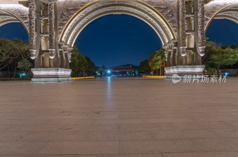 佛山顺峰山公园中华第一牌坊中式建筑夜景