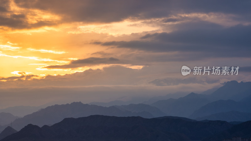 中国新疆天山山脉东段最高峰博格达峰朝霞