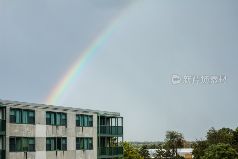 屋顶上雨后的彩虹