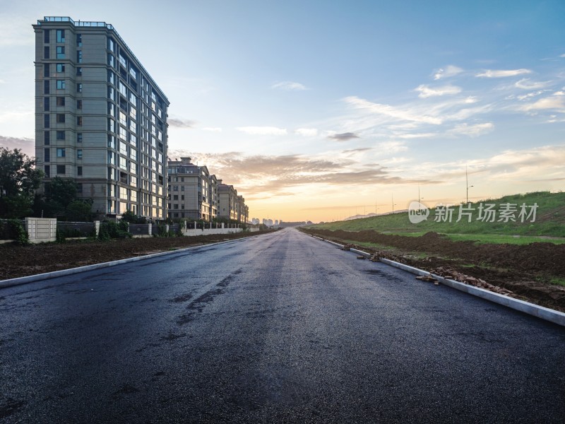 夕阳下空旷的城市道路