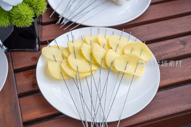 白色盘子上的烧烤烤串食材