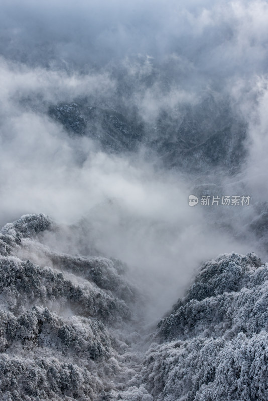 寒冷冬天洛阳老君山雪后美景航拍