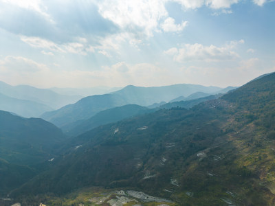 云层下的山峦