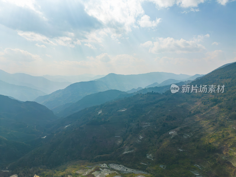 云层下的山峦