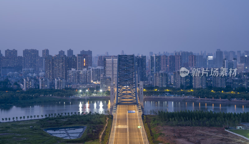 城市夜景中横跨汉江的汉江湾桥夜景