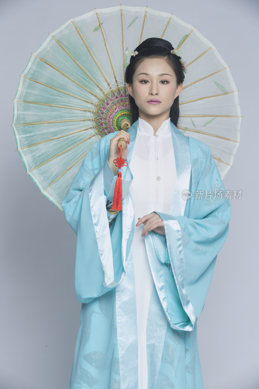 身穿古装的汉服女性人像（汉服影棚拍摄）