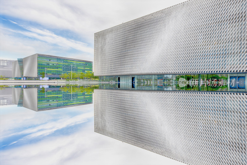 深圳宝安图书馆现代建筑及其水面倒影景观