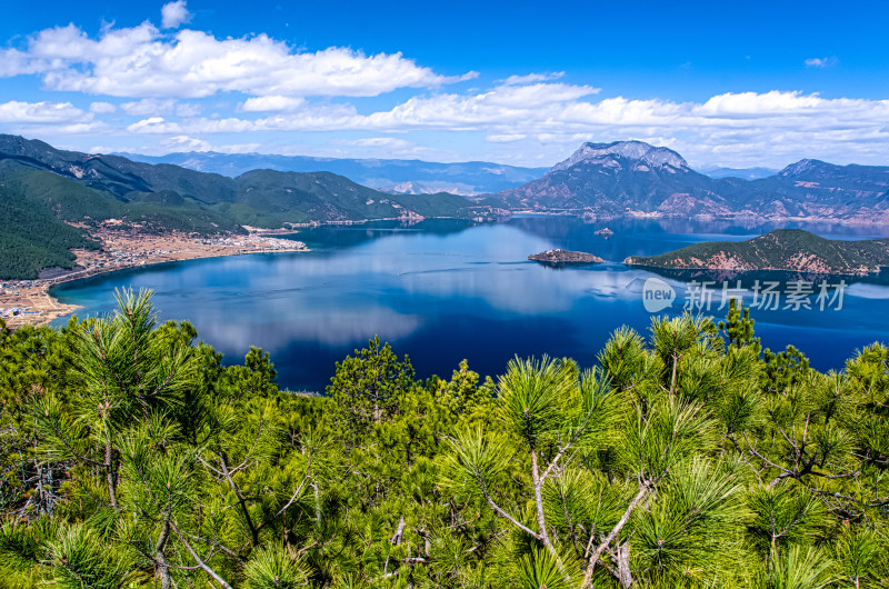 云南丽江泸沽湖山湖蓝天白云全景风光