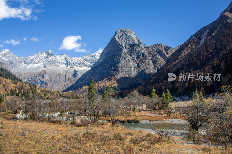 川西秋色，秋日雪山下的宁静山谷