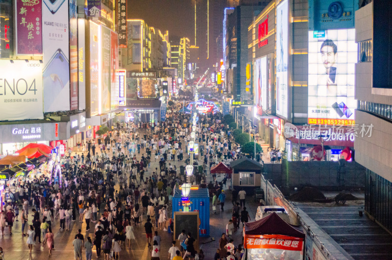 青岛台东商业步行街夜景