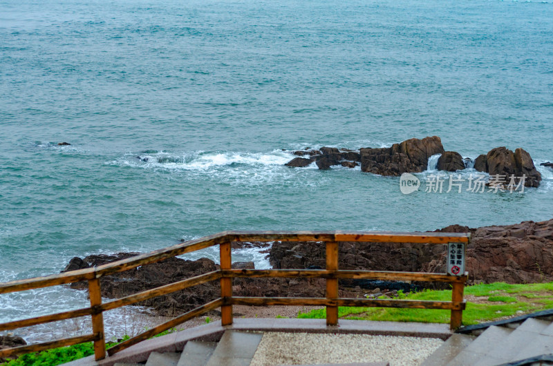 青岛小麦岛景区，海边的阑干和台阶