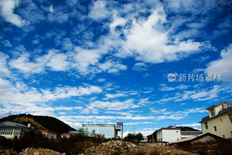 川西蓝天白云下的雪山风景