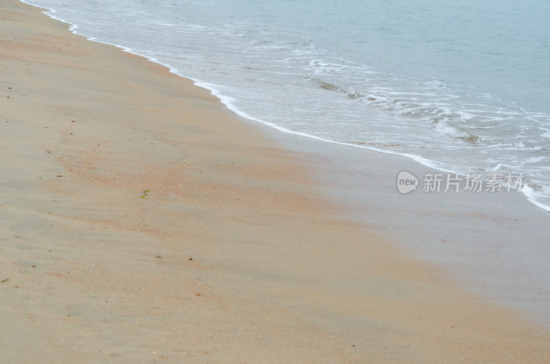 浪花和沙滩