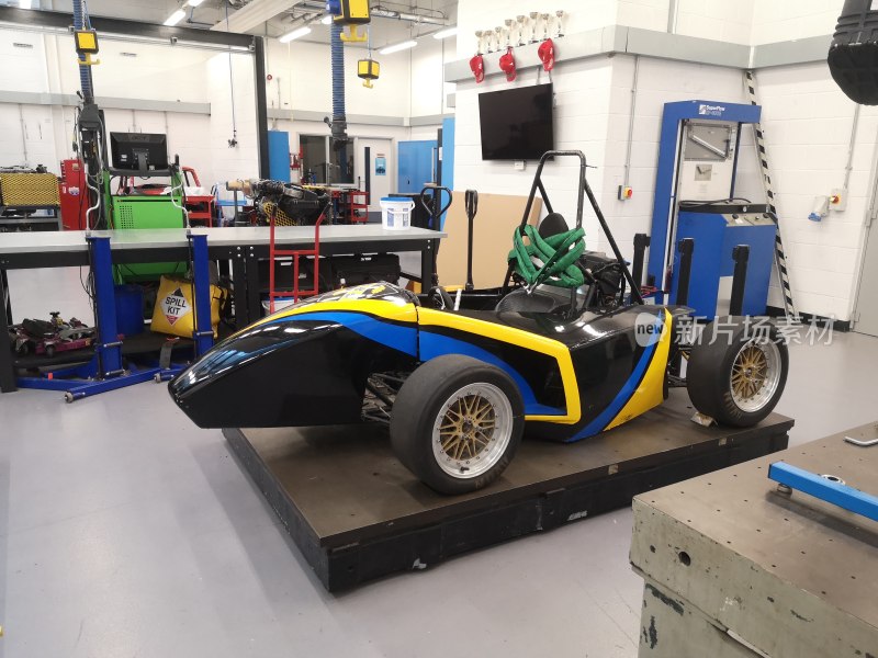 车间内的黑色蓝黄条纹赛车
