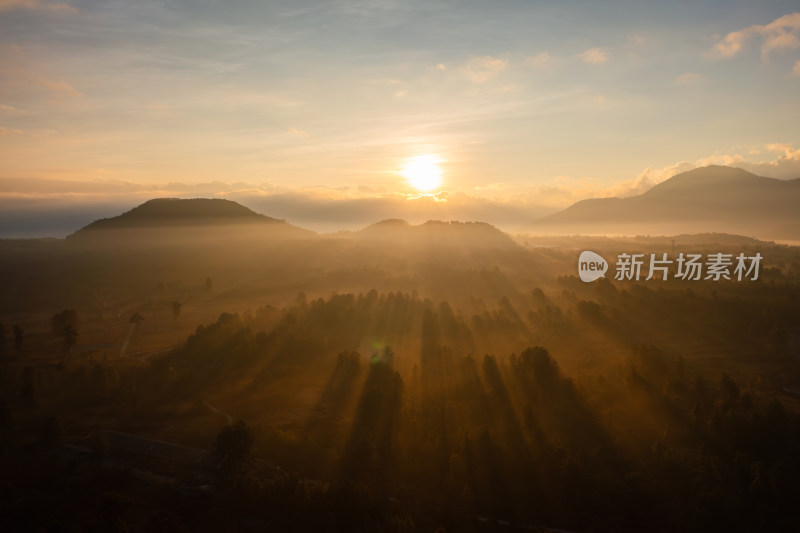 日出时分阳光洒在山林间的美丽景象