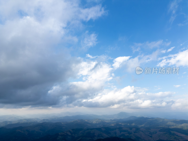 航拍壮阔山景与蓝天白云相映的自然景观