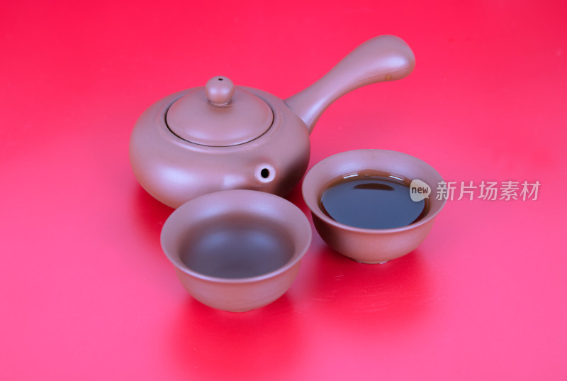 红背景上的茶壶和茶具