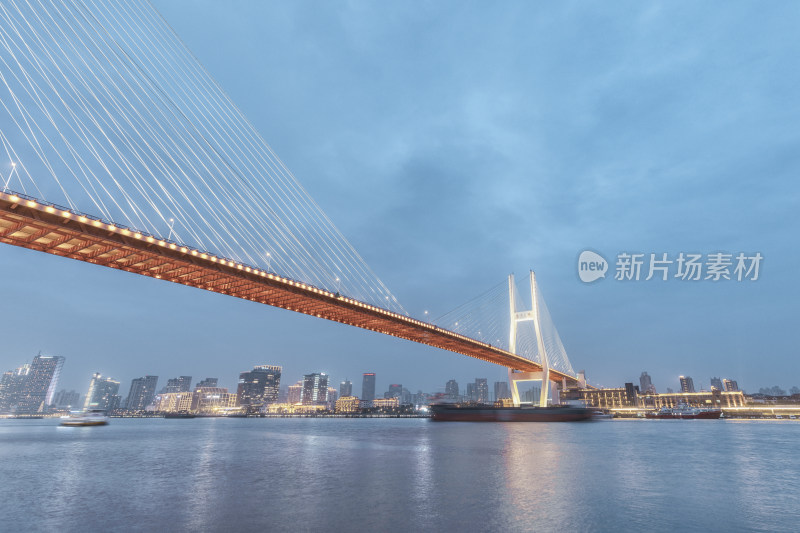 上海南浦大桥傍晚夜景