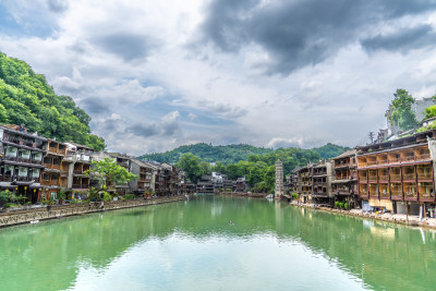 凤凰古城河畔苗族建筑与青山