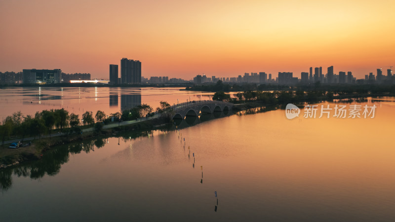 夕阳下的武汉金银湖风光