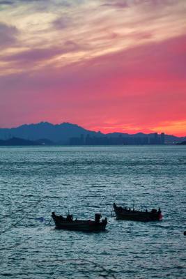 海上夕阳下的渔船风景