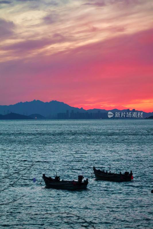 海上夕阳下的渔船风景