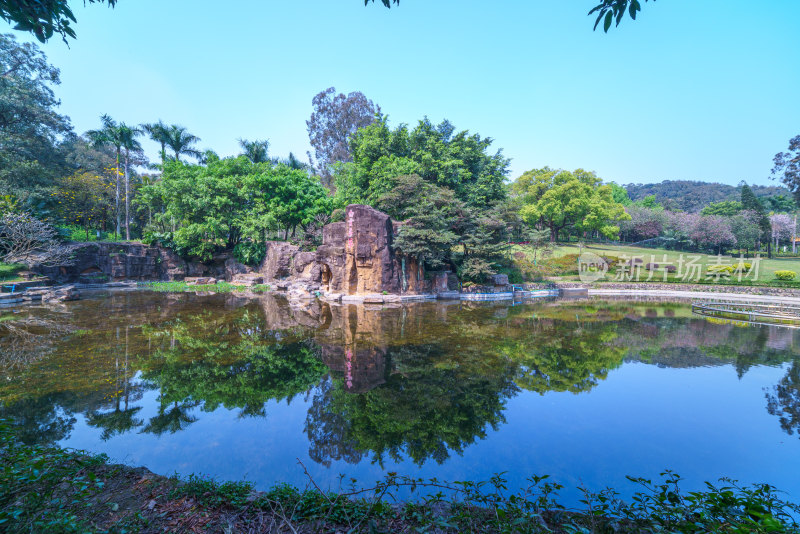 广州麓湖公园聚芳园园林草地湖泊风光