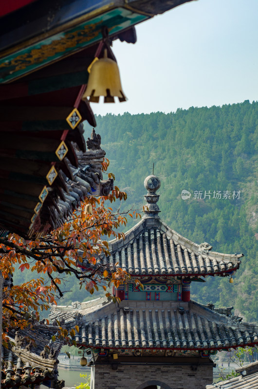 河南洛阳龙门石窟：香山寺的钟鼓楼和秋叶