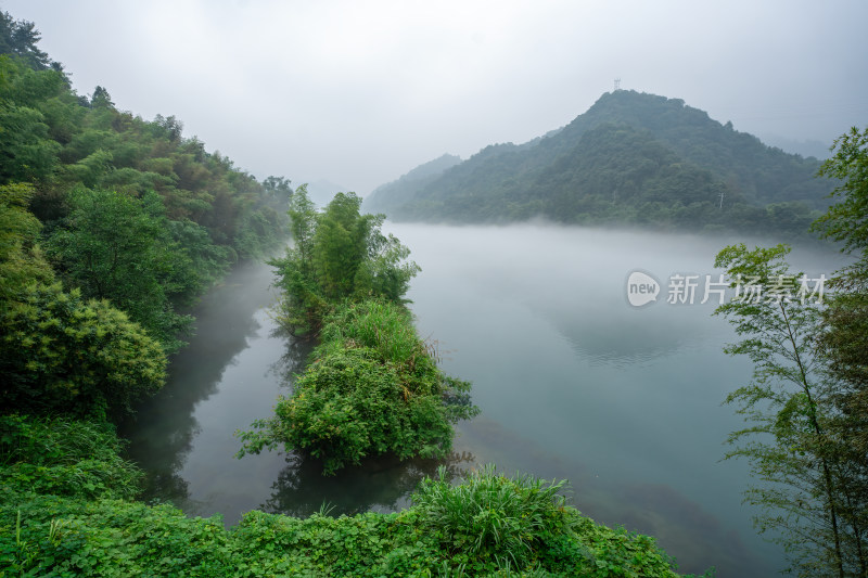 湖南郴州小东江晨雾小船薄雾笼罩下宁静之美