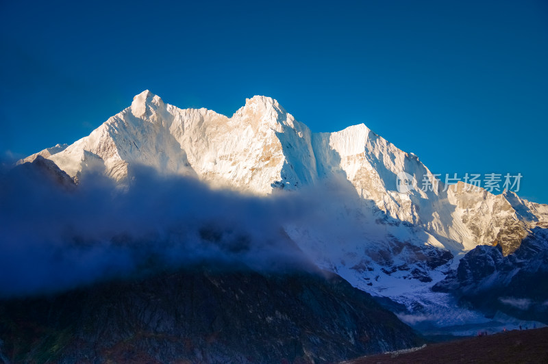 西藏珠峰东坡雪山背景自然风景