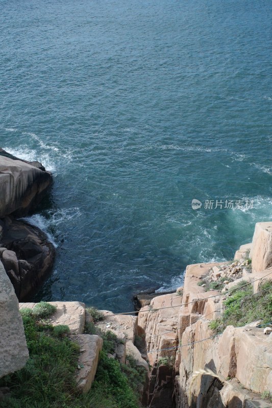 海边岩石上眺望远处大海云雾景观