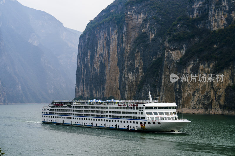 长江三峡奉节瞿塘峡中航行的豪华游轮