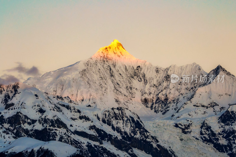 梅里雪山日照金山自然风景