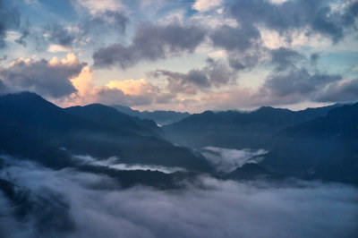 清晨云海中的群山