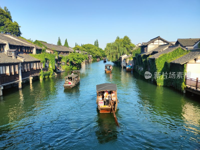 江南水乡古镇河道上的乌篷船