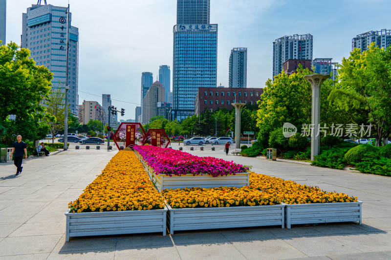 沈阳市政府广场商业建筑蓝天白云