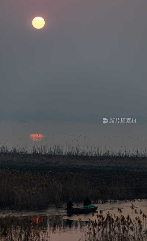 山东济宁邹城孟子湖湖面日落景观