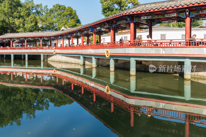 中式风格廊桥水上倒影风景