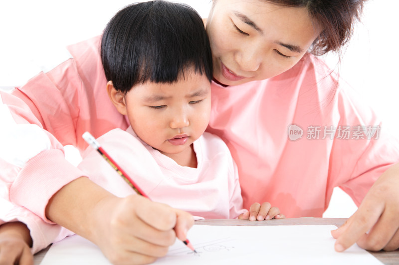 年轻妈妈教孩子如何画画