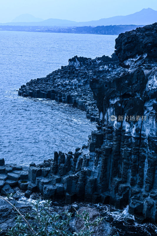 海边柱状玄武岩岩石景观