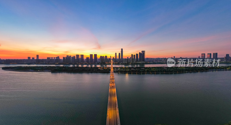 中国湖南省长沙市橘子洲湘江大桥航拍风光